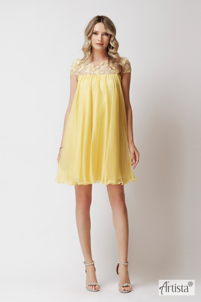 Artista Αέρινο φόρεμα με τρισδιάστατες δαντελένιες λεπτομέρειες και βέλο.