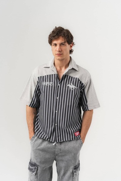 go gang own Διχρωμο ριγέ κοντομάνικο πουκάμισο oversize με λεπτομέρεια κεντήμ...