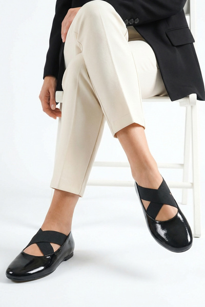 Ayakkabı Delisiyim Μαύρα λουστρίνια γυναικεία παπούτσια μπαλαρίνας με ελαστικ...