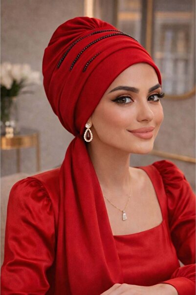 Aişe tesettür Βραδινό φόρεμα με κόκκινο πέτρινο φουλάρι και κορδέλα