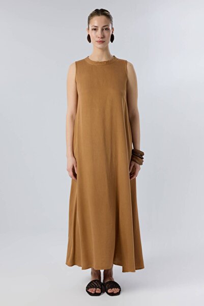 İpekçi Otantik فستان طويل بياقة عالية وأحزمة سميكة من قماش التينسل