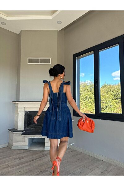 LOKADI Φόρεμα από τζιν σε σκούρο χρώμα - Με ανοιχτή πλάτη και δέσιμο με κορδέλα