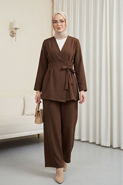 Modamorfo Εισαγόμενο κοστούμι από κρεπ με λεπτομέρειες σε στυλ πένσας, με παν...