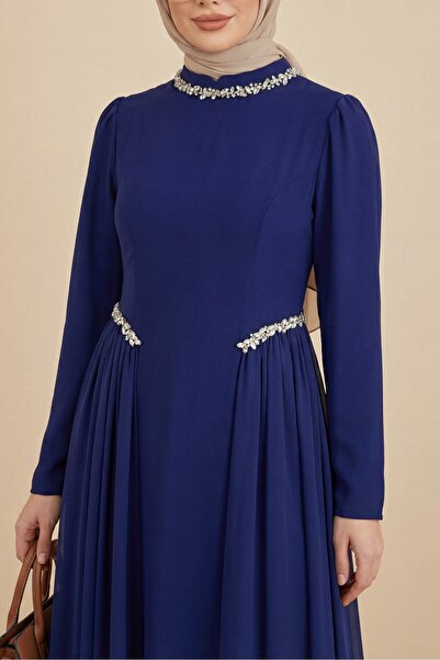 Modamorfo Φόρεμα κρεπ με φόδρα, με πέτρες στο γιακά και τη μέση, και λεπτομέρ...