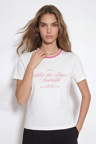 Quzu Μπλουζάκι με στάμπα κειμένου στο γιακά, εκρού-ροζ