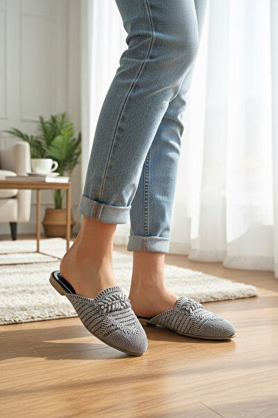 Moda fiesta Γυναικείες παντόφλες με γκρι πλεκτό σχέδιο και λεπτομέρεια από πέ...