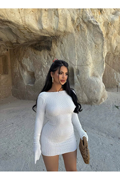 kırmızı butiks Λευκό φόρεμα με ανοιχτή πλάτη και υφή γκοφρέ