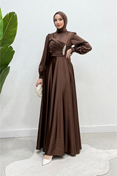 Tesettür Diyarı Βραδινό φόρεμα τεσεττούρ από σατέν με πέτρες Lusia - Καφέ