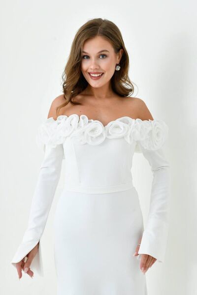 Cahide Butik Kadın Beyaz Rose Detaylı Düşük Omuz Off-Shoulder Esnek Krep Nika...