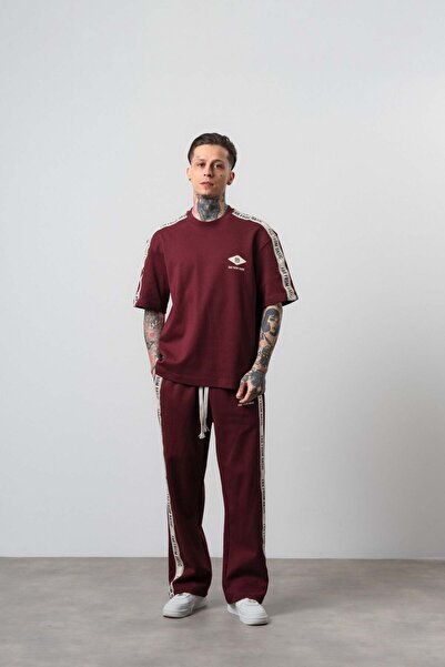Respire طقم بدلة رياضية للرجال من FFB بتفاصيل مخططة وقصة عادية باللون الأحمر ...