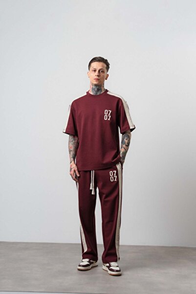 Respire طقم بدلة رياضية للرجال بقصة عادية وتفاصيل مخططة 07 باللون الأحمر الداكن