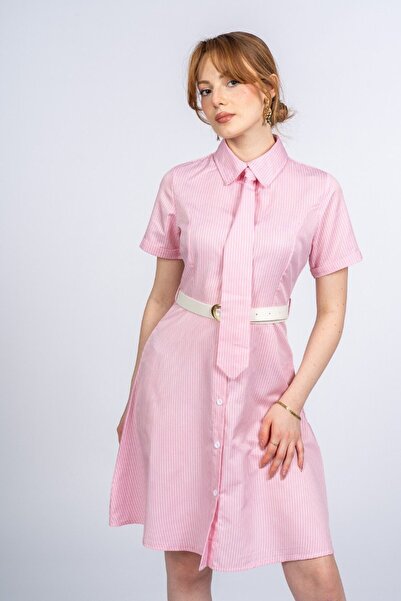 LOKADI Φόρεμα πουκάμισο με ρίγες και λεπτομέρεια γραβάτας - Λευκό με ζώνη