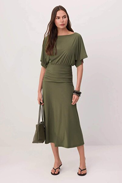 Συλλογή Trendyol Χακί ελαστικό πλεκτό φόρεμα με λαιμόκοψη καγιάκ και κοντό μα...