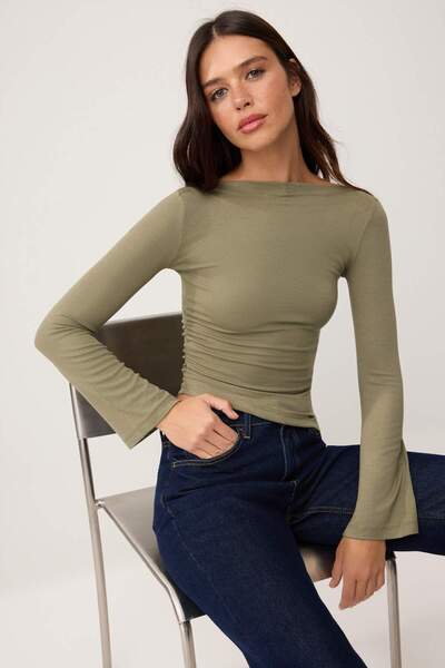 Συλλογή Trendyol Χακί εφαρμοστή μπλούζα με λαιμόκοψη καγιάκ, μακρυμάνικη, μαλ...