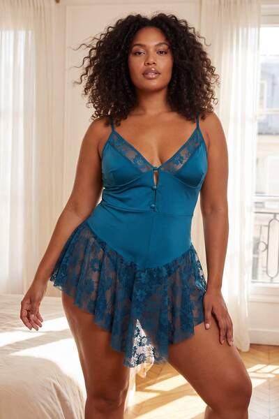 Trendyol Curve Δαντελένιο κορμάκι με κουμπιά και τιράντες, χωρίς κάλτσες, μεγ...