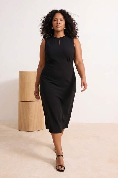 Trendyol Curve Μαύρο φόρεμα με λεπτομέρεια cut-out, πλεκτό με ψηλό λαιμό, σε ...