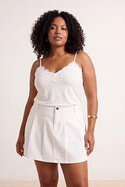 Trendyol Curve Weiße, plissierte, elastische Mini-Jeansshorts mit normaler Ta...