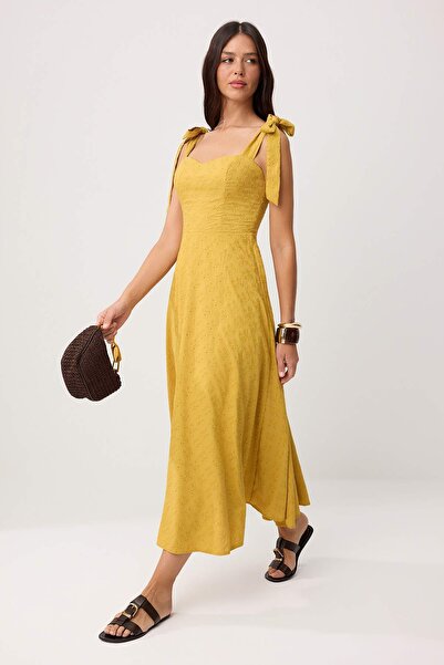 Συλλογή Trendyol Μάξι υφαντό φόρεμα σε χρώμα μουστάρδας με λεπτομέρεια δεσίμα...