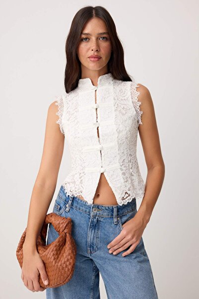 Συλλογή Trendyol Λευκή μπλούζα με λεπτομερή γιακά και δαντέλα γκιπούρ TWOSS26...