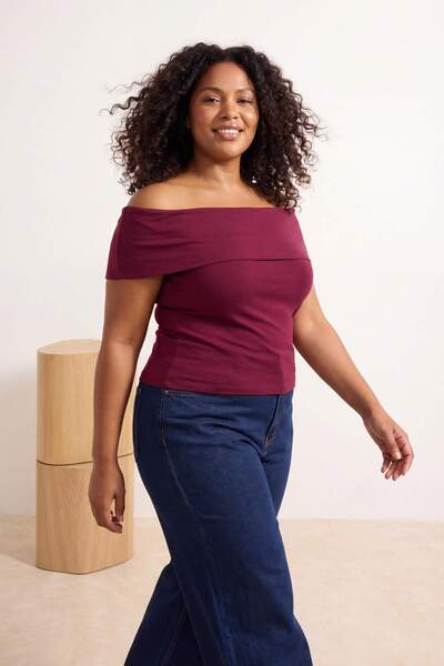 Trendyol Curve Μπλούζα μεγάλου μεγέθους με γιακά Carmen σε μπορντό χρώμα, με ...
