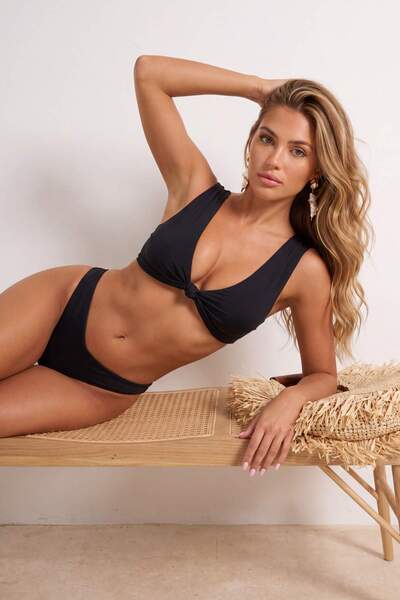 Συλλογή Trendyol Μαύρο Τριγωνικό Τοπ Μπικίνι με Κόμπους TBESS23BU00018