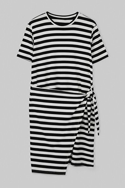 Trendyol Curve Μίνι πλεκτό φόρεμα με μαύρο-λευκό ριγέ σχέδιο και λεπτομέρεια ...
