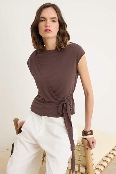 Συλλογή Trendyol Πιο βιώσιμη καφέ εφαρμοστή διπλόστηθη πλεκτή μπλούζα από Mod...