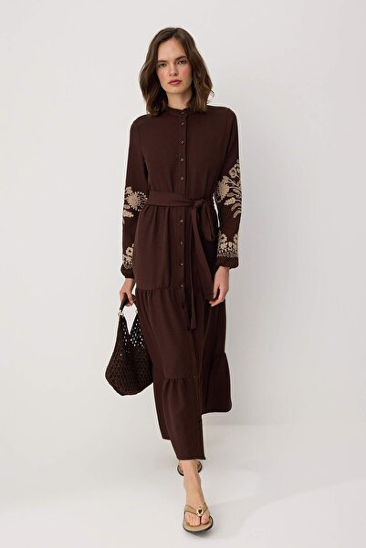 Trendyol Modest Braunes, leinenartiges, besticktes Webkleid TCTSS25EB00116