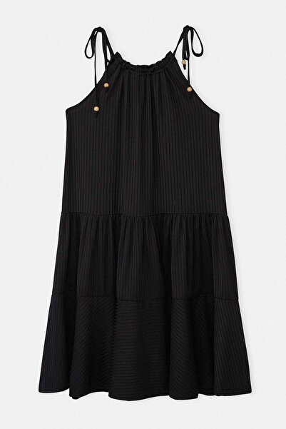 Trendyol Curve Μαύρο φόρεμα με χάντρες σε γραμμή Α και λεπτομέρεια με τιράντε...