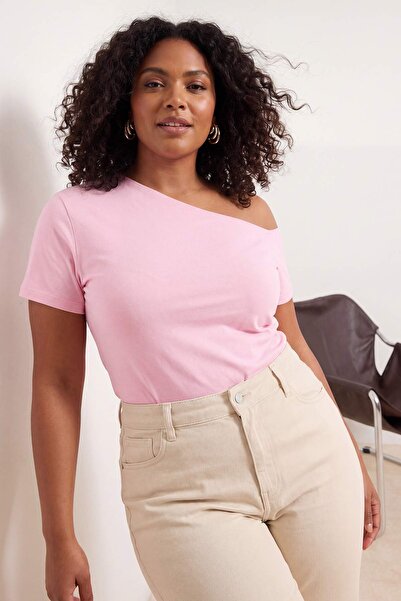 Trendyol Curve Ροζ ελαστική ασύμμετρη πλεκτή μπλούζα με λαιμόκοψη σε μεγάλο μ...