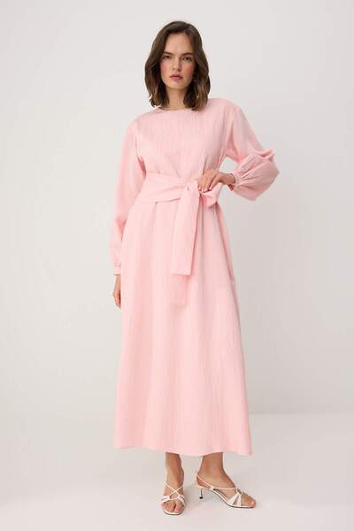 Trendyol Modest Hellrosa, schlicht gewebtes Crinkle-Hijab-Kleid TCTSS24EB00131