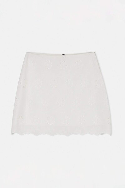 Συλλογή Trendyol Λευκή Μίνι Φούστα με Κεντημένο Ύφασμα TWOSS26ET00171
