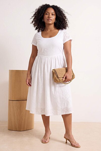 Trendyol Curve Λευκό φόρεμα με λαιμόκοψη πισίνας σε γραμμή Α, πλεκτό με κέντη...