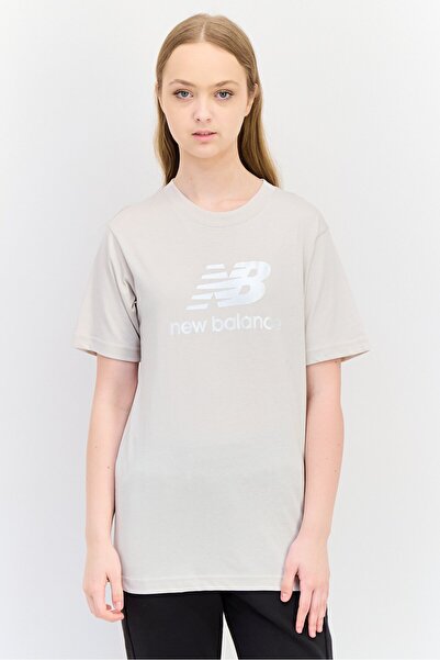 New Balance تيشيرتات نسائية قصة مريحة بأكمام قصيرة للأنشطة الخارجية، لون بيج