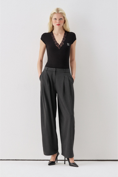 Sagaza Studio SS6155 جسم مزين بالدانتيل مع ياقة مزينة بأزرار كبس