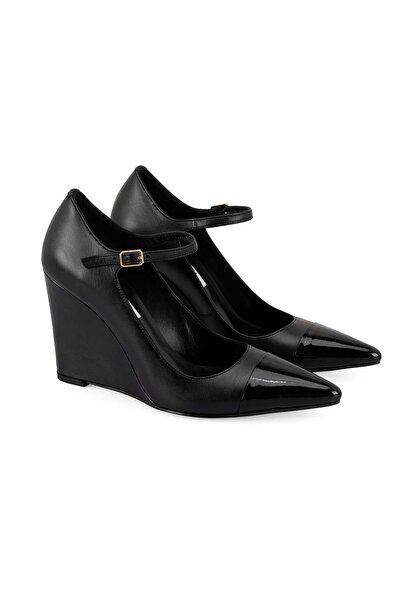 Desa Women's Black Leather Classic Shoes