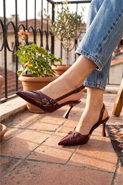 NOVELLAM SHOES حذاء نسائي بكعب كلاسيكي من الجلد اللامع باللون العنابي من Esten