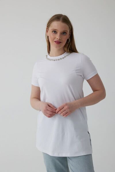 Moodbasic YENİ KADIN YAKASI TAŞ İŞLEMELİ T-SHIRT MB27.167
