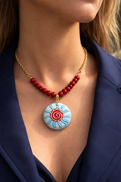 Kutcha Accessories El Yapımı Güneş Desenli Seramik Kolye - Kırmızı Boncuklu