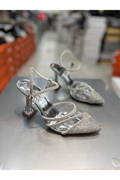 Hacıoğlu Ayakkabı Κομψά παπούτσια με τακούνι Şah με διάφανη πέτρα και ζώνη