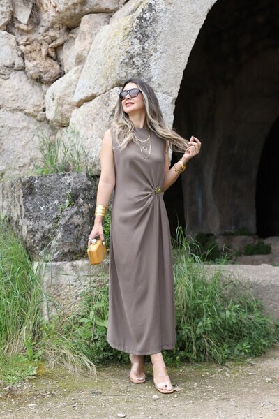 bytugcekaya Φόρεμα με μηδενικό μανίκι με χρυσή αγκράφα Mink Draped