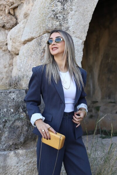 bytugcekaya Μπλέζερ με λεπτομέρεια στο μανίκι σε μπλε ναυτικό χρώμα