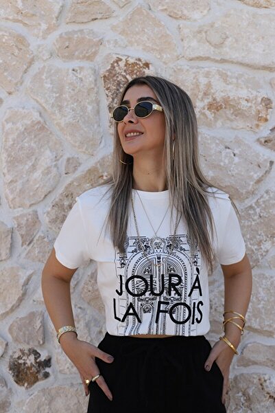 bytugcekaya Μπλουζάκι σε μαύρο-εκρού με λεπτομέρεια εκτύπωσης και κεντήματος