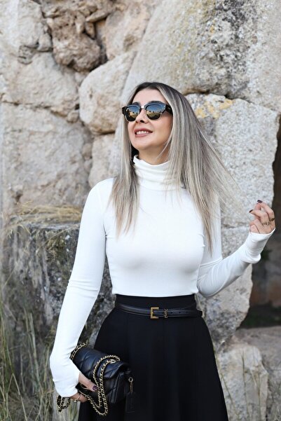 bytugcekaya Λευκή μπλούζα με λαιμόκοψη άνοιγμα