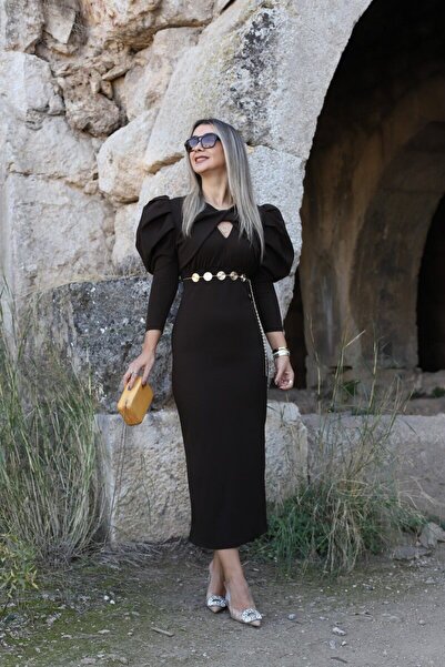 bytugcekaya Φόρεμα με λεπτομέρεια σε καφέ χρώμα με αλυσίδα στη μέση