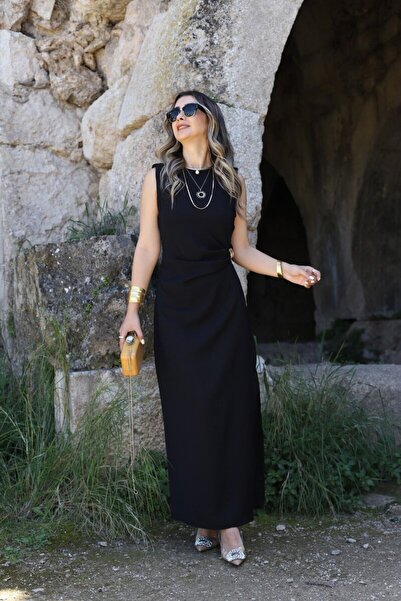 bytugcekaya Φόρεμα με λεπτομέρεια με πλαϊνό σχίσιμο με μαύρη χρυσή αγκράφα