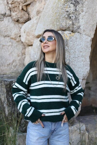 bytugcekaya Pulover verde cu dungi mărime standard guler rotund