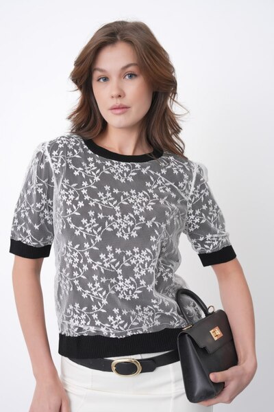 Noi Belis Λουλουδάτη κοντομάνικη πλεκτή μπλούζα Με λεπτομέρεια από τούλι SS26...