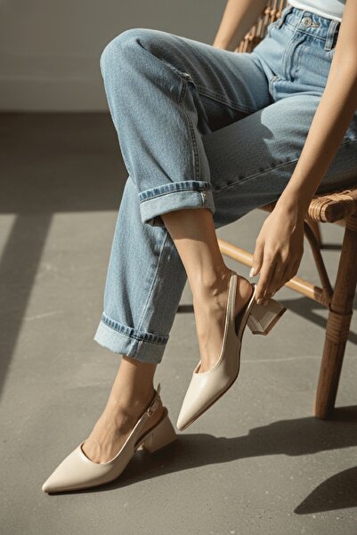 DİVOLYA Calista Bej Kırışık Rugan Yanı Tokalı (4 cm Topuk Boyu ) Sivri Burun ...