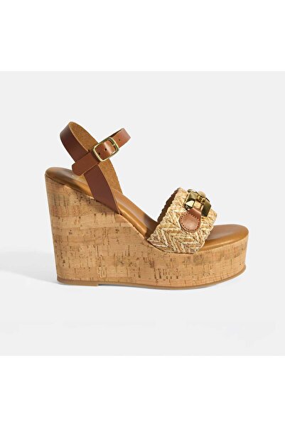 Desa Γυναικεία πέδιλα με τακούνι με δερμάτινο αξεσουάρ με αγκράφα σε καφέ χρώμα